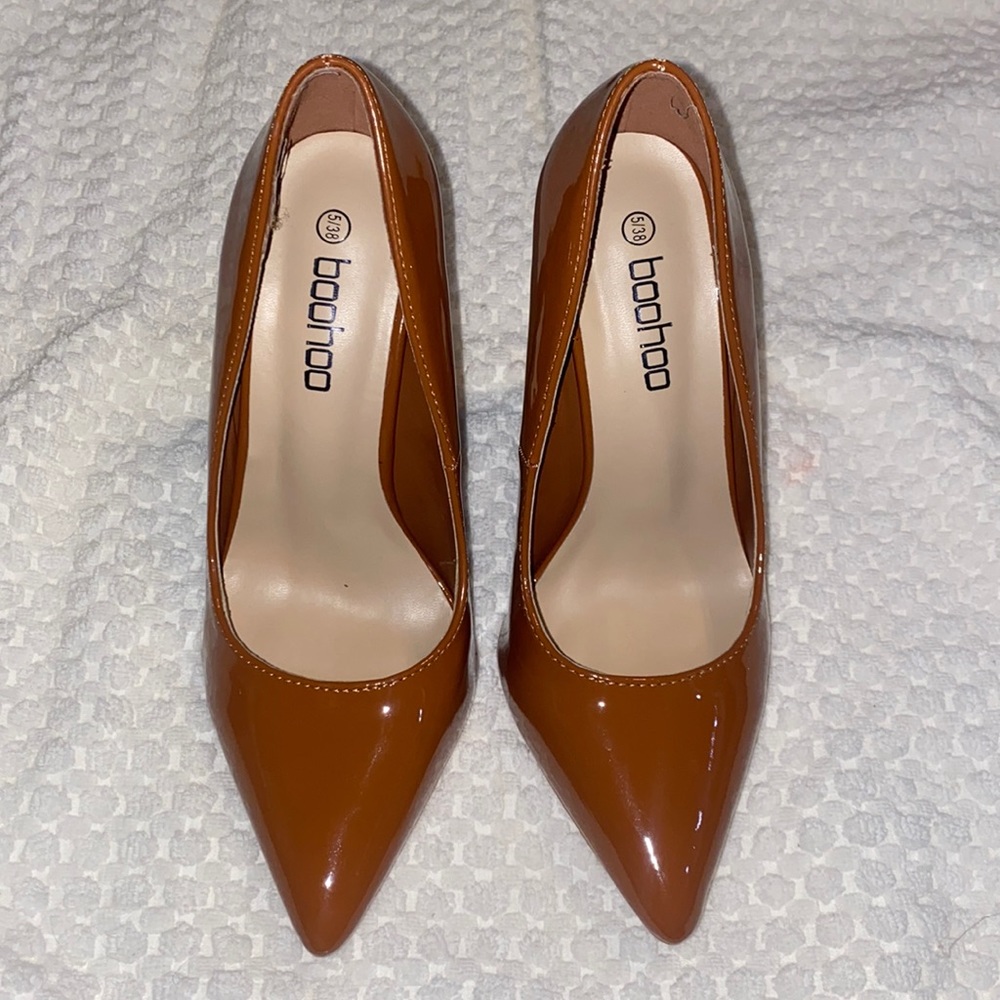 NWOT BooHoo size 7 camel patent pumps